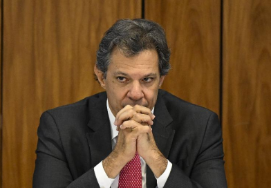 Após pressões, MP tira bilhões da educação e posterga pagamento de licenças