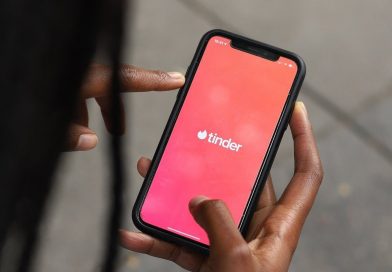 Tinder adota verificação facial obrigatória no Brasil para validar perfis