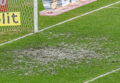 Gramado novo não aguenta chuva e Vasco x Inter é paralisado por 1h30