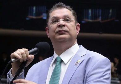 Elevação tributária para 8,5% nas SAFs é vista como peso excessivo aos clubes, avalia Sóstenes