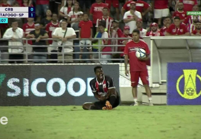 Lance violento termina em fratura grave e jogador sai de ambulância sob forte comoção
