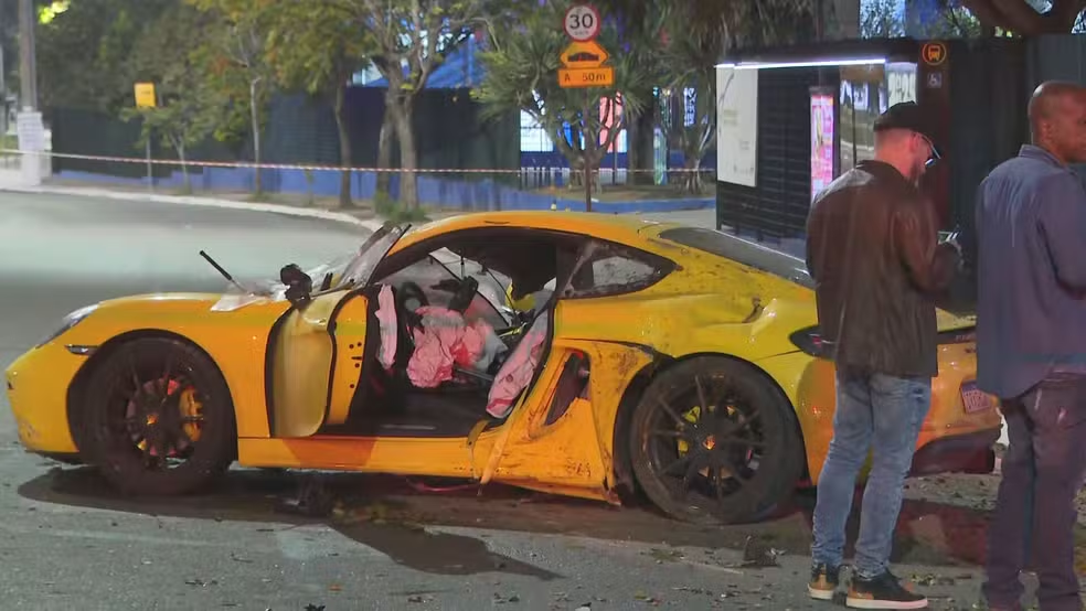 Motorista de Porsche atropela e mata motociclista em São Paulo após discussão de trânsito.