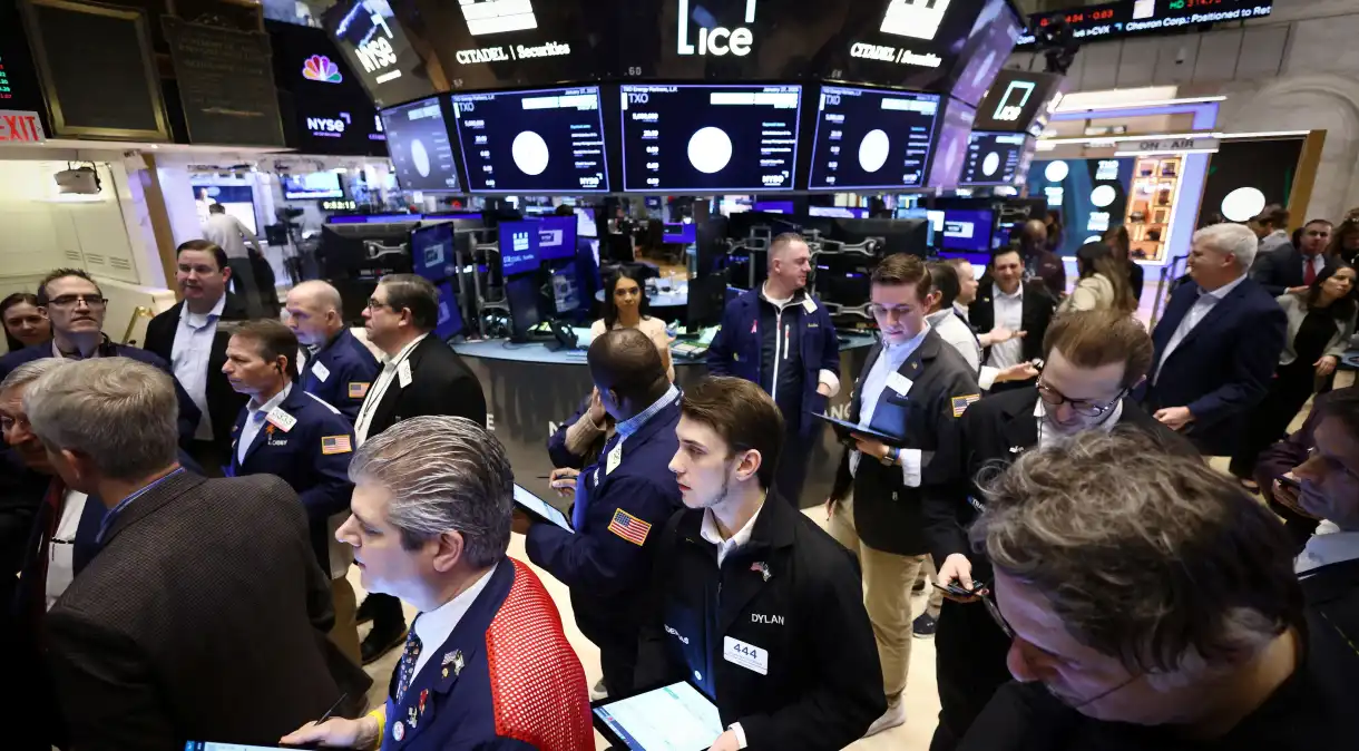Wall Street Despenca em Meio a Temores de Recessão nos Estados Unidos