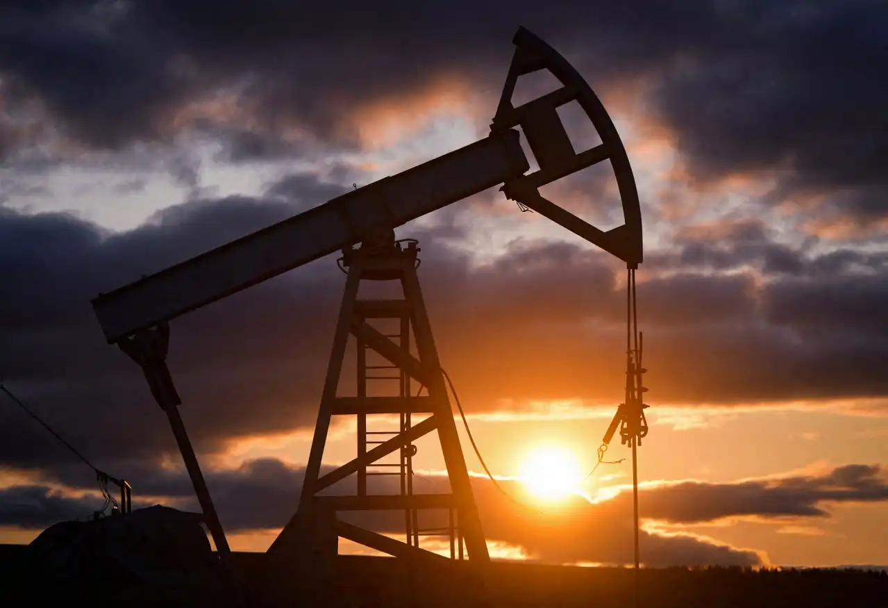 Petróleo Fecha em Queda Após Dados dos EUA Aumentarem Preocupações Econômicas
