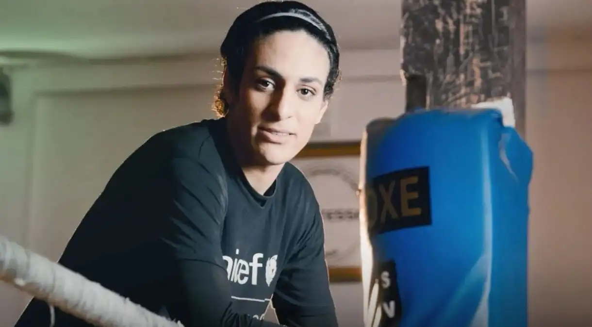 Boxeadora Argélia que Foi Impedida de Competir Busca Ouro para Inspirar a Nova Geração