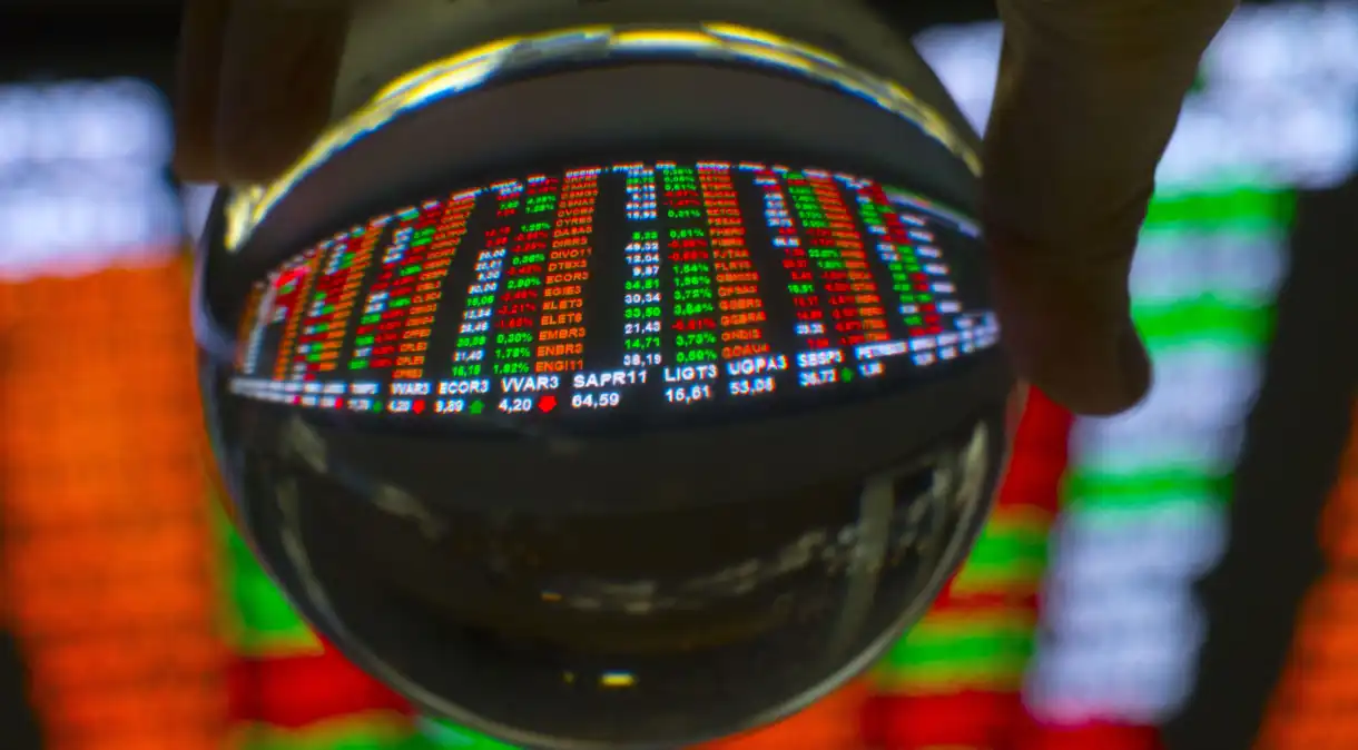Ibovespa Sobe Levemente com IBC-Br Surpreendente e Alta das Ações da Petz; Dólar Regride
