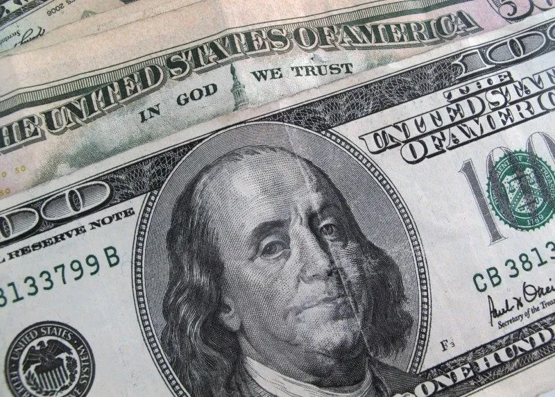 Dólar Inicia a Semana em Baixa Após Dados Econômicos Favoráveis dos EUA