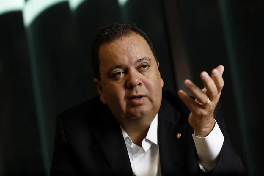 Elmar Aguarda Anúncio Crucial na Residência de Arthur Lira
