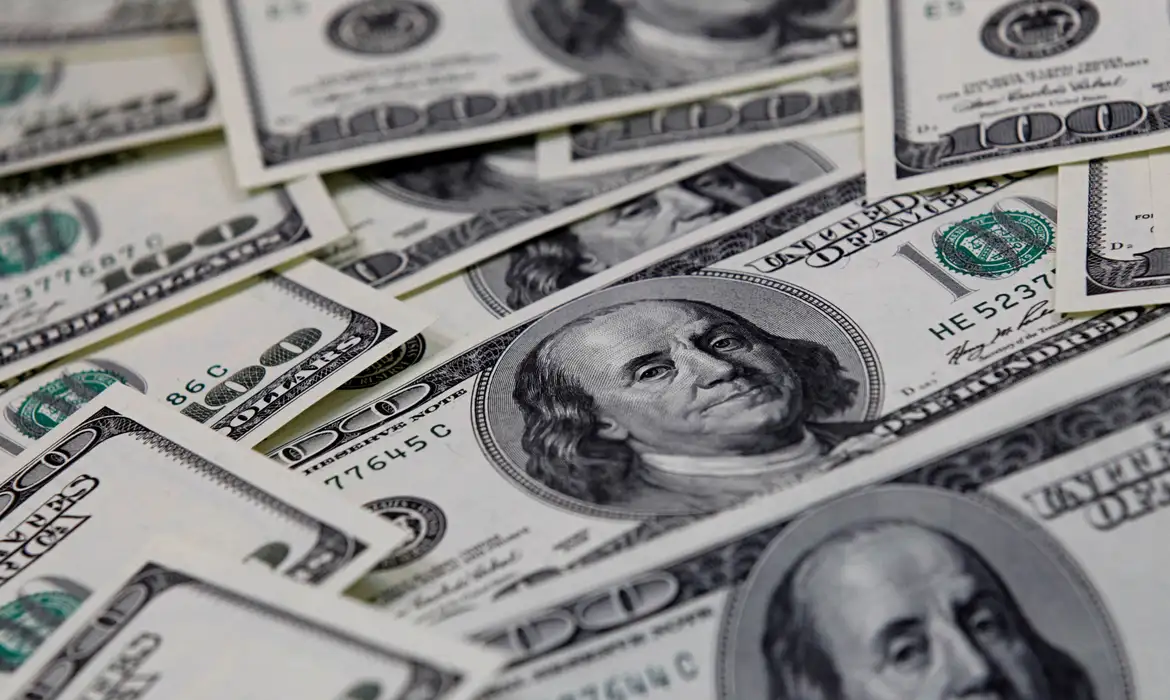 Dólar Oscila Perto da Estabilidade e Ibovespa Recua com Impacto de Dados Econômicos dos EUA