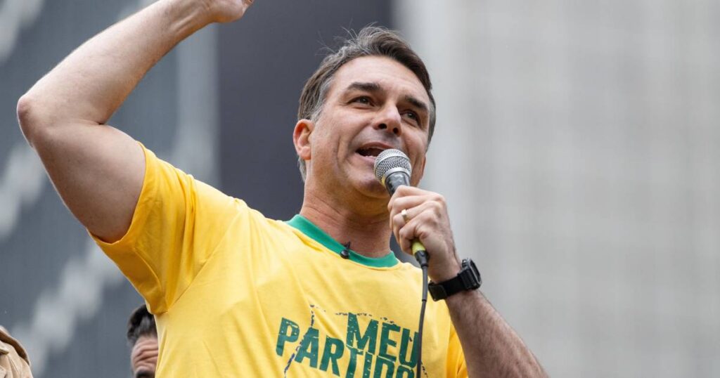 ‘Tropa do Lula está tomando uísque e fumando charuto’, diz Flávio sobre foto de Gonet