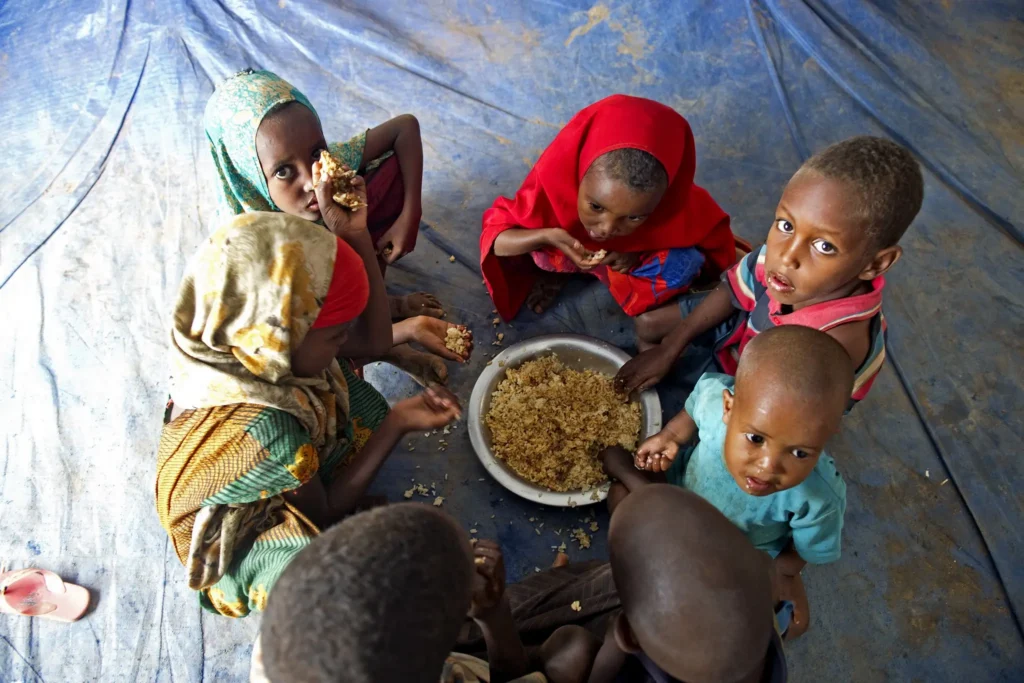 ONU corta mais de 10 mil empregos e ameaça assistência a refugiados após chantagem de Trump