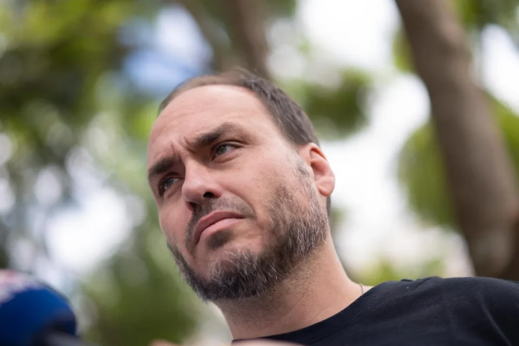 Carlos diz que Bolsonaro está "feliz com o que está acontecendo no Brasil"