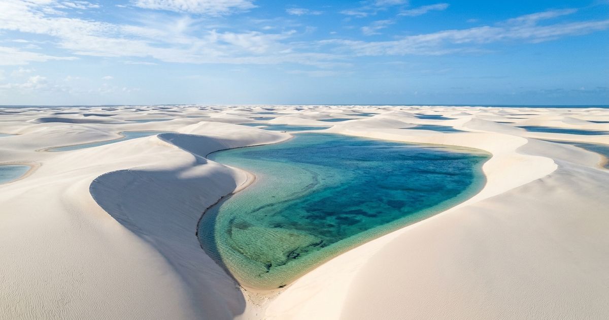 Mais de 156 mil hectares de dunas brancas formam uma paisagem onde lagoas de água doce aparecem entre montanhas de areia durante a estação chuvosa: o parque nacional do Maranhão que recebeu o título de Patrimônio Natural da Humanidade pela Unesco em 2024.