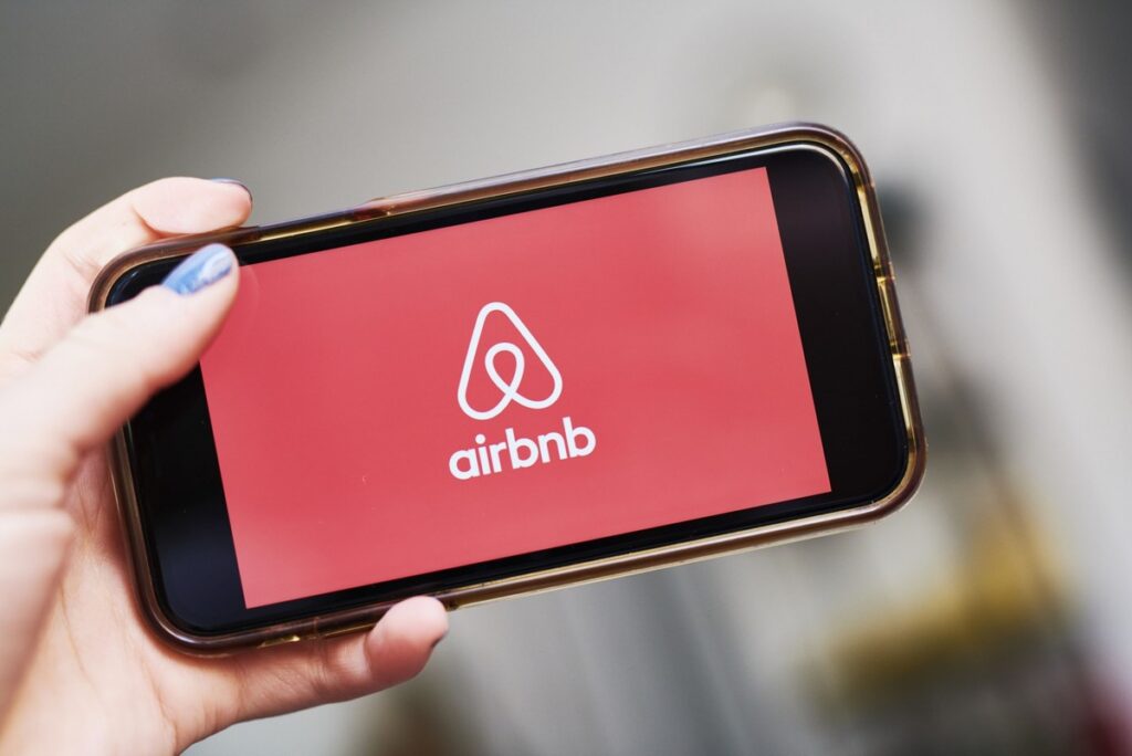 Airbnb destinará parte da receita de reservas a programa de hospedagem gratuita para pessoas em situação de emergência