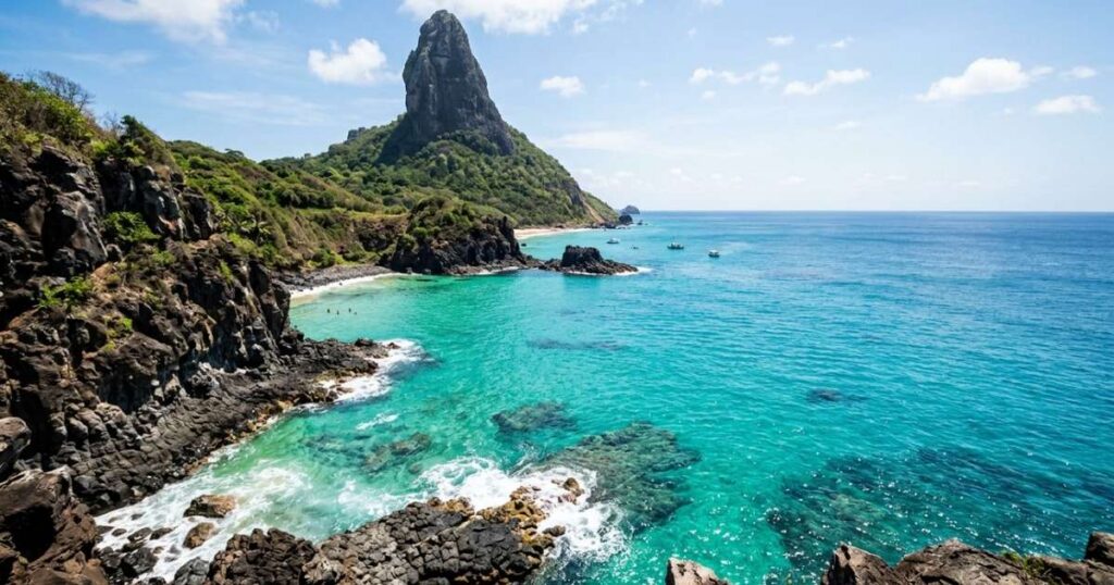 Picos vulcânicos, águas ricas em tartarugas, tubarões e golfinhos e milhares de aves marinhas: o parque oceânico de 10.929 hectares que integra um Patrimônio Mundial desde 2001