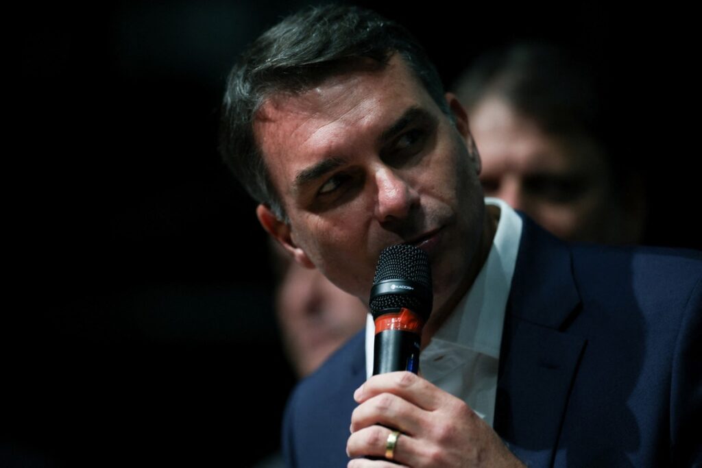 Ideia de Flávio para aumentar mandato pode ferir cláusula pétrea, dizem especialistas