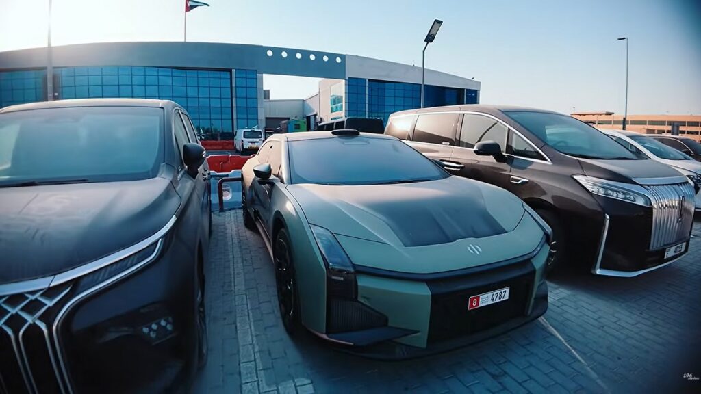Vídeo: brasileiro encontra cemitério de carros de luxo em Dubai