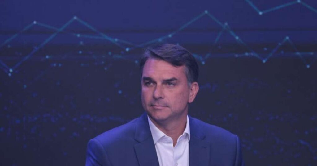 Flávio Bolsonaro apaga posts em que criticava Bolsa Família e chamava benefício de 'bolsa-farelo'