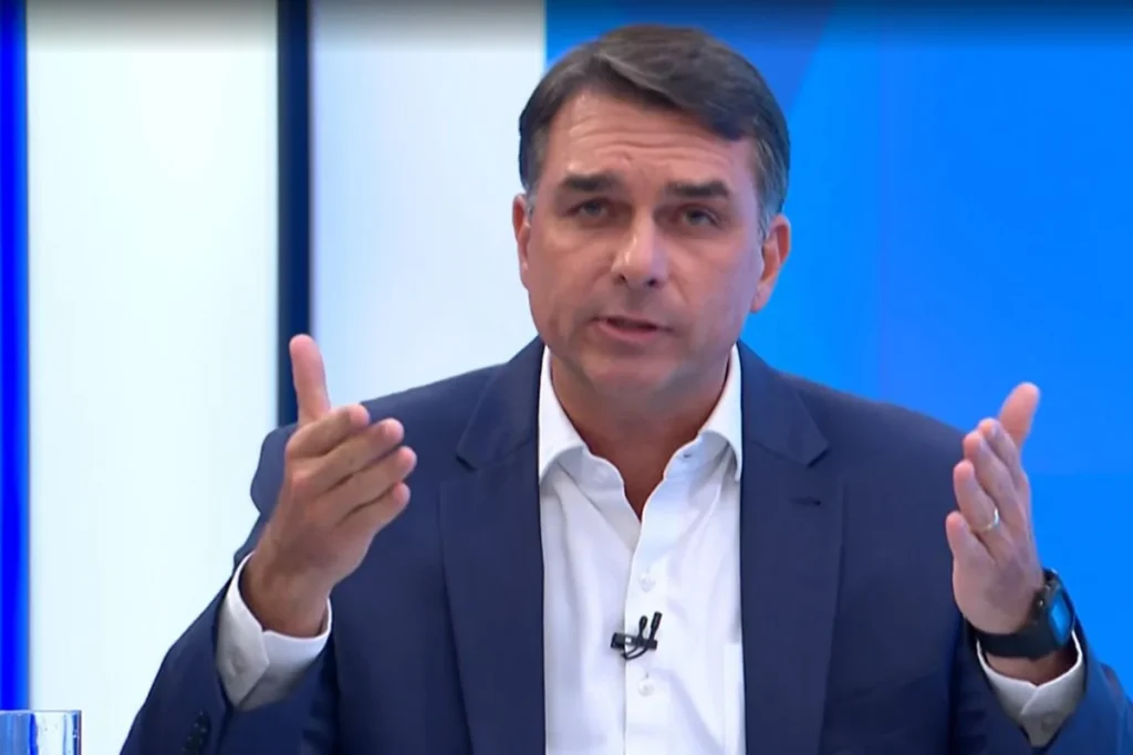 Flávio evita falar de Nunes Marques e diz que Moraes “persegue adversários”