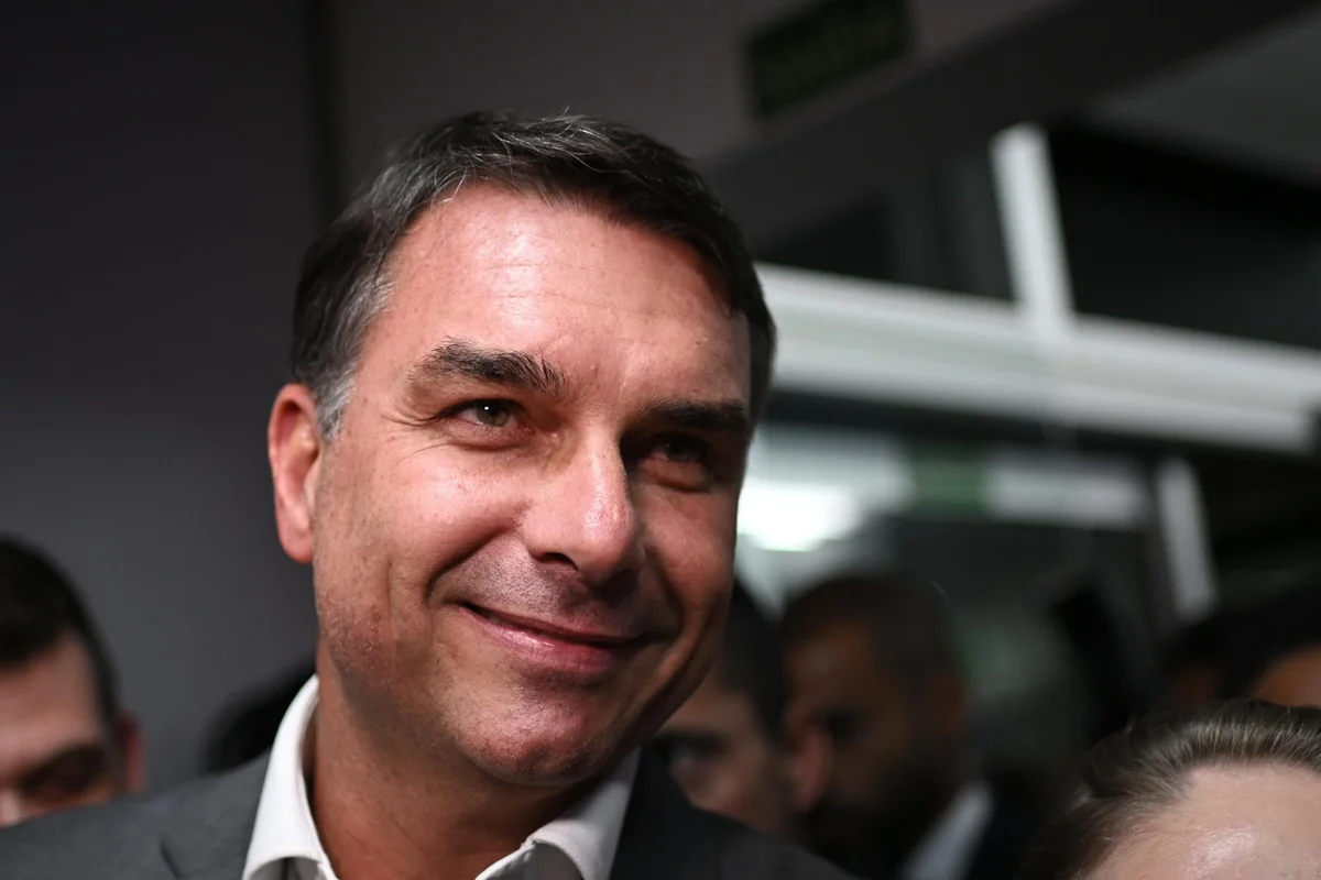 Flávio promete devolver parte do Pix pago em contas e cria “Vira Pix”
