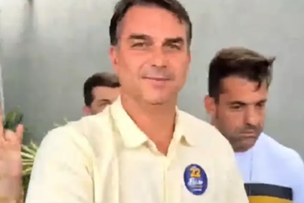 Flávio Bolsonaro já está em Brasília para acompanhar a apuração
