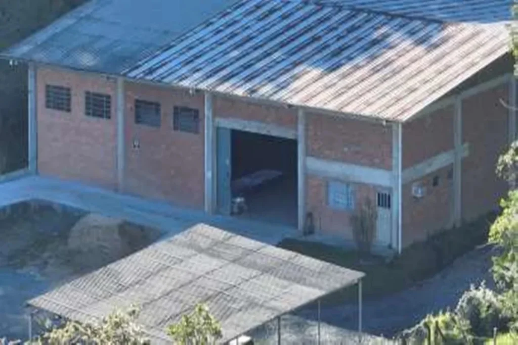 Britânico procurado pela Interpol é preso por comandar "bunker do pó"