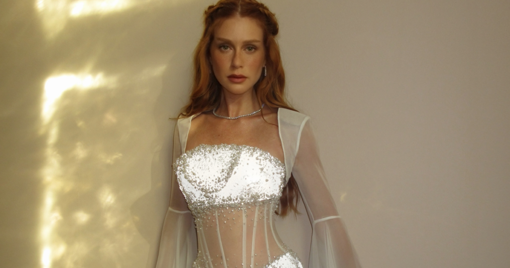 Lá vem a noiva? Vestido branco ganha força na moda casual e festa para temporada de primavera-verão