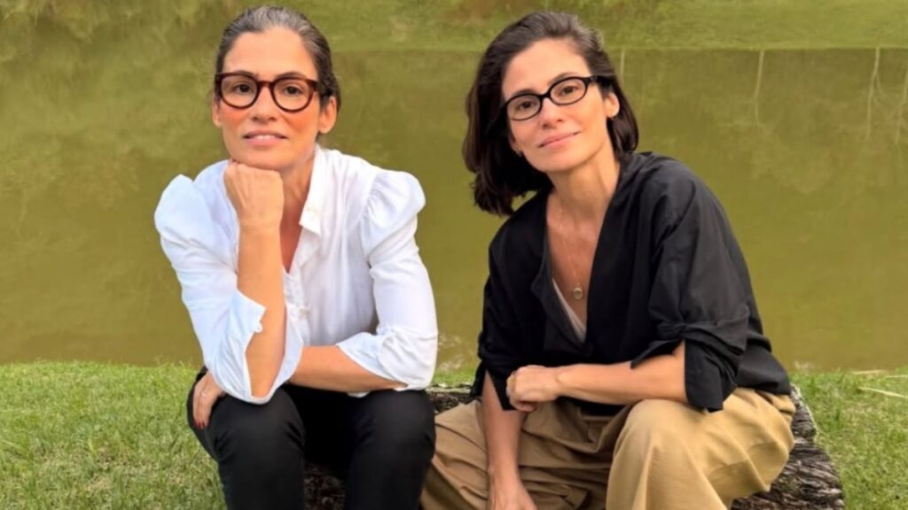 Renata Vasconcellos posa com irmã gêmea e chama atenção
