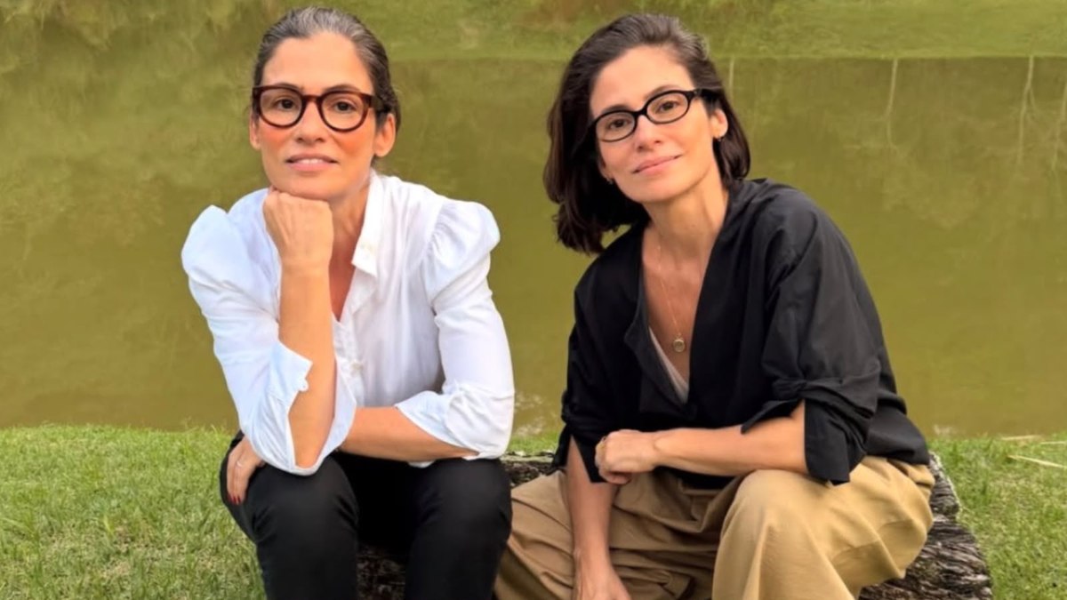 Renata Vasconcellos posa com irmã gêmea e chama atenção