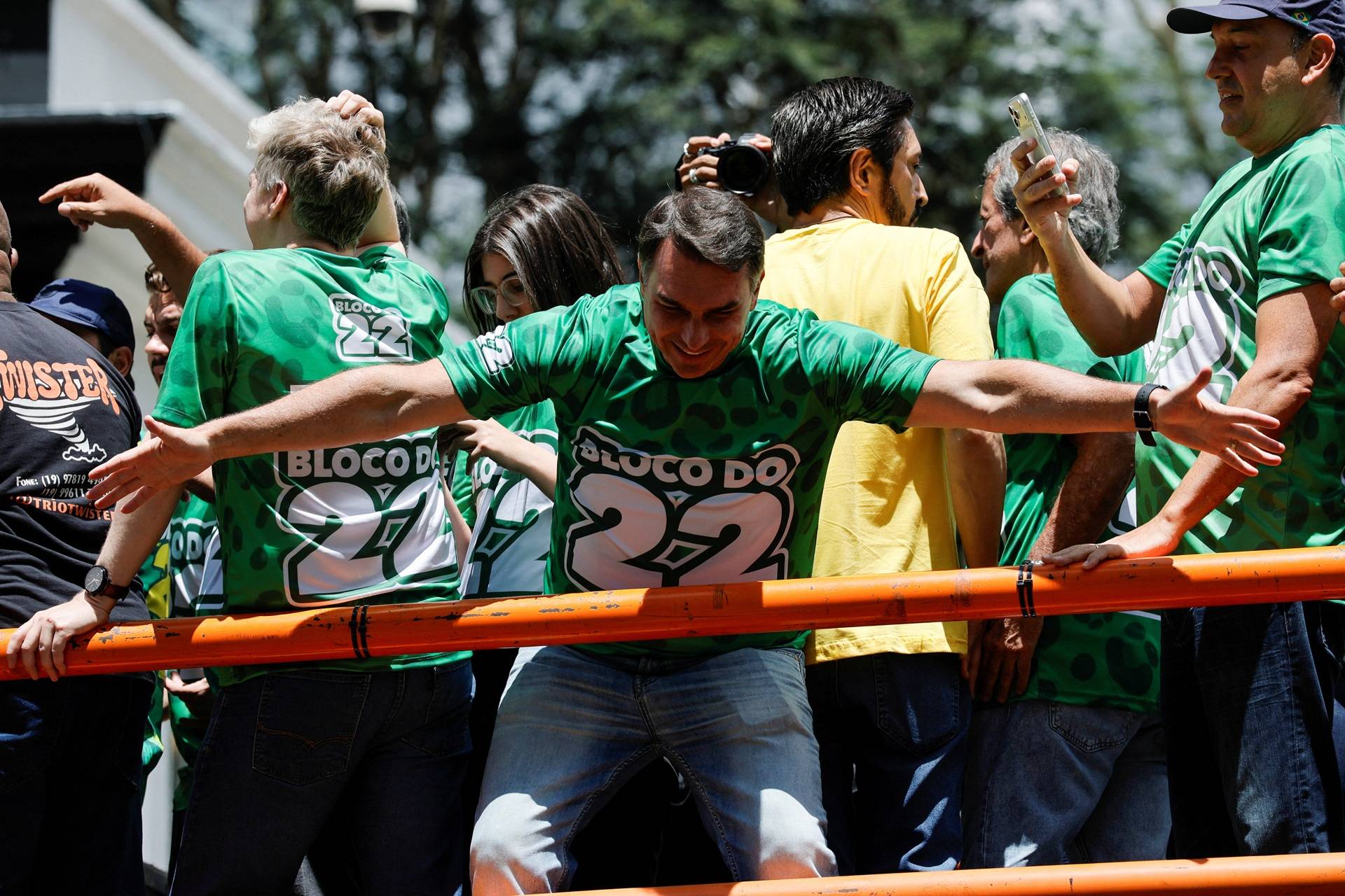 Aproximação com direita radical pode ter custado liderança a Flávio, diz analista