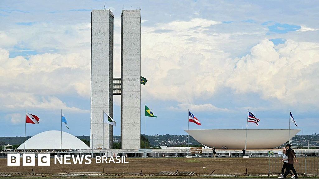 O que Flávio Bolsonaro quer mudar na Constituição, caso seja eleito com Congresso mais poderoso e conservador?