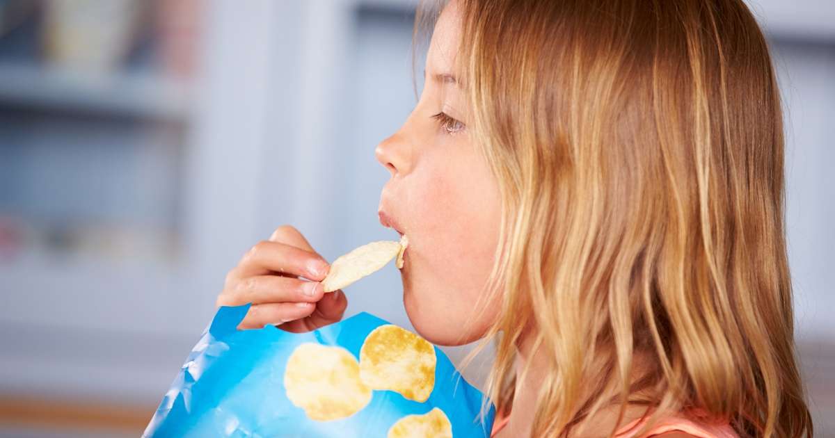 Alimentos ultraprocessados deveriam ser regulados como o cigarro, defende epidemiologista
