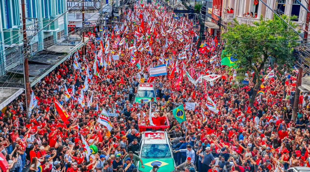Lula reúne multidão em Juiz de Fora (MG) e celebra fim da 6×1; veja VÍDEOS
