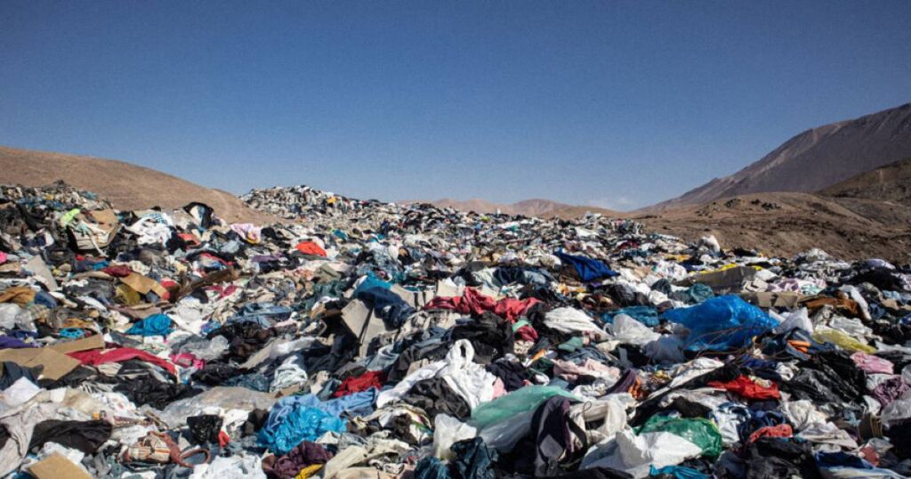Montanha de roupas no Atacama é visível do espaço. Quem jogou o lixo lá?