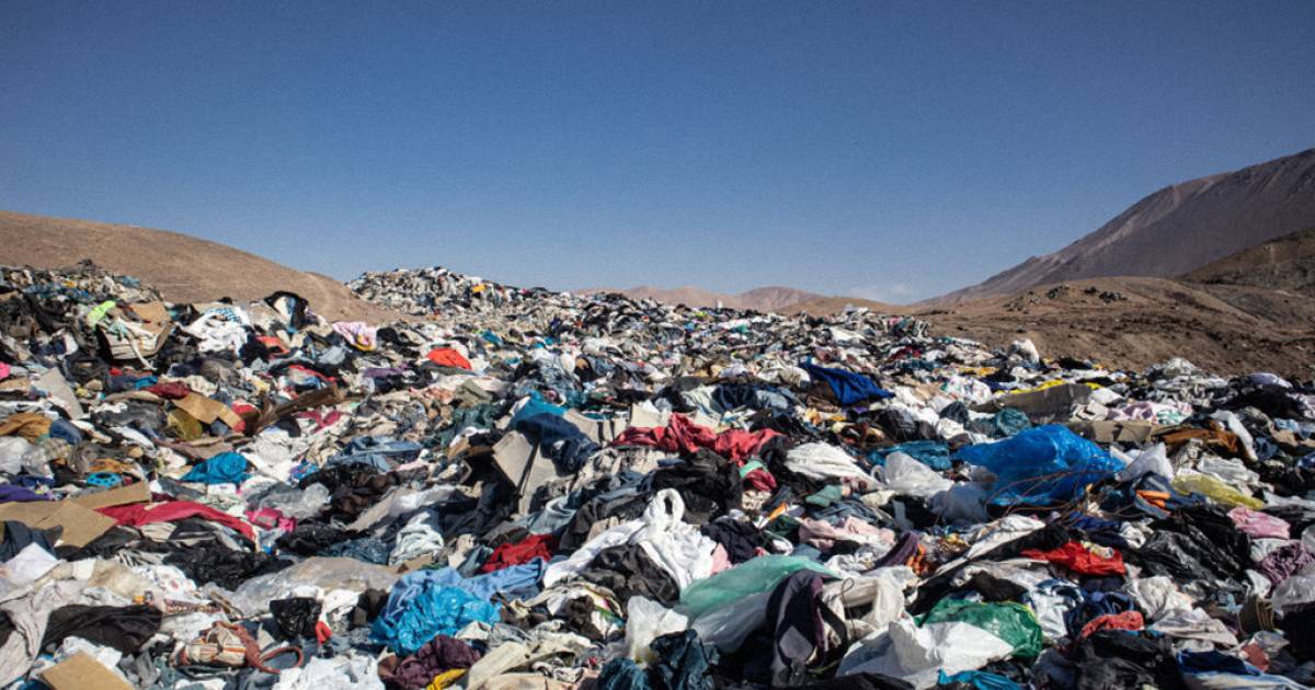 Montanha de roupas no Atacama é visível do espaço. Quem jogou o lixo lá?